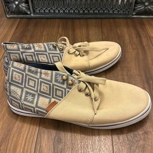 CLOSET CLEAR OUT $10 
Vans women’s size 9 send me an offer!